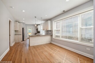 5915 N Artesian Ave in Chicago, IL - Foto de edificio - Building Photo