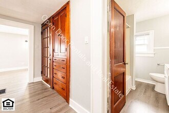 2005 Bayer Ave in Fort Wayne, IN - Foto de edificio - Building Photo