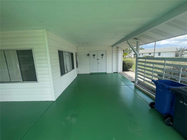 701 Cypress Pl in Sun City Center, FL - Building Photo - Building Photo