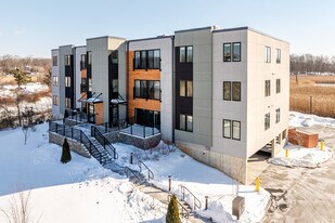 245 E Main St in Branford, CT - Building Photo