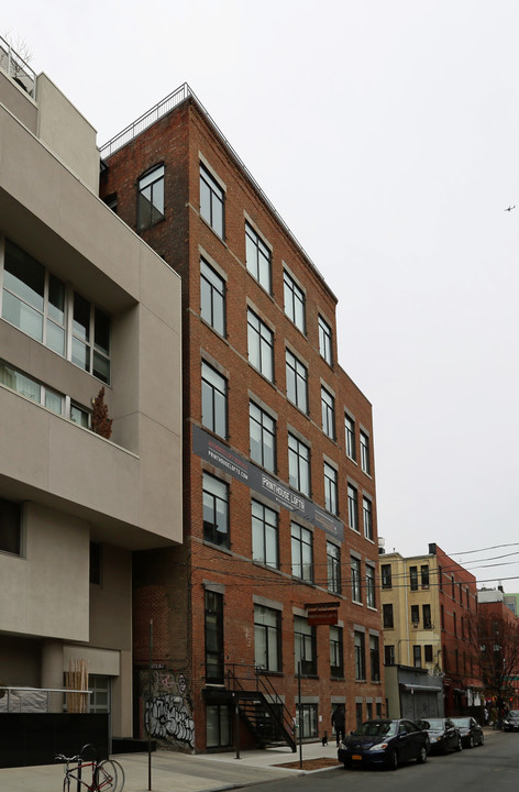 137-43 N 10th St in Brooklyn, NY - Foto de edificio