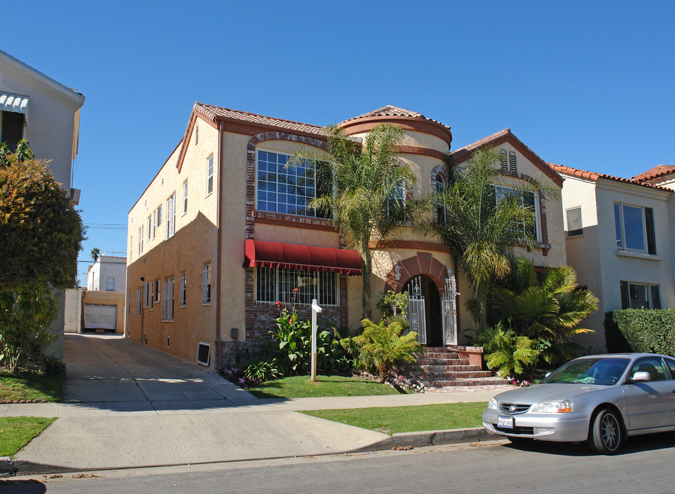 327 N Sierra Bonita Ave in Los Angeles, CA - Building Photo