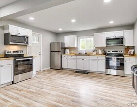 276 Lakeshore Rd in Oswego, NY - Building Photo - Building Photo