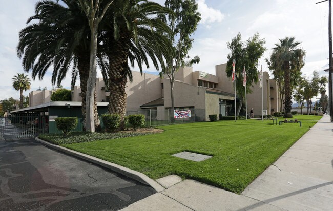 The Plaza in San Bernardino, CA - Foto de edificio - Building Photo