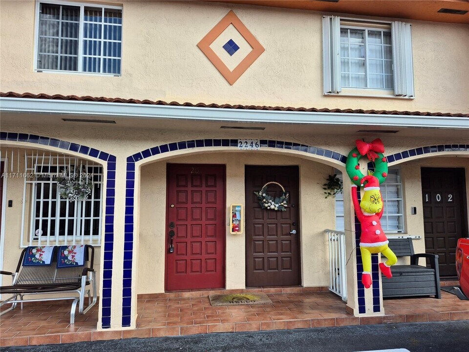 2246 W 74th St, Unit 201-10 in Hialeah, FL - Foto de edificio