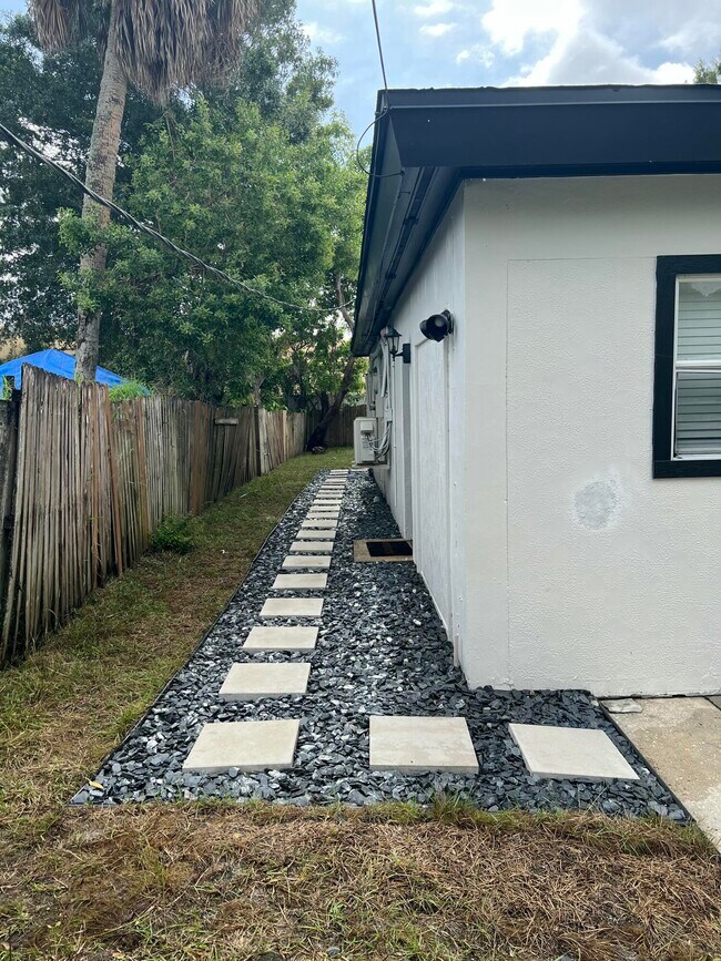 1016 Chipola Rd in Fort Pierce, FL - Building Photo - Building Photo