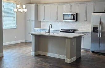 6211 E Sasha Dr in Fresno, CA - Building Photo - Building Photo