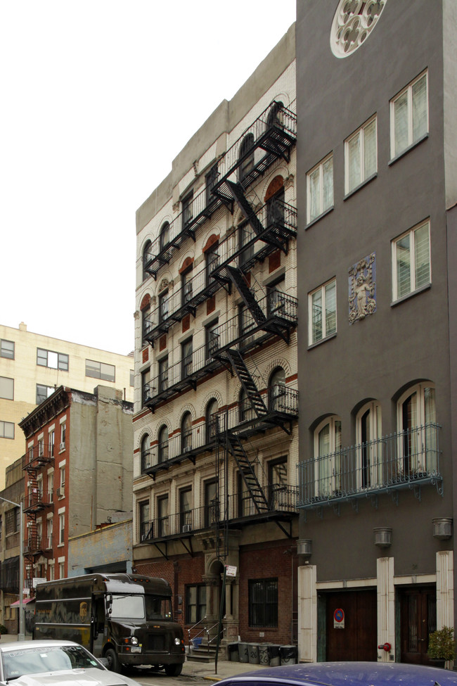 26-28 Thompson St in New York, NY - Building Photo - Building Photo