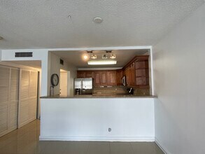 1460 NE 169th St, Unit 110 in Miami, FL - Building Photo - Building Photo