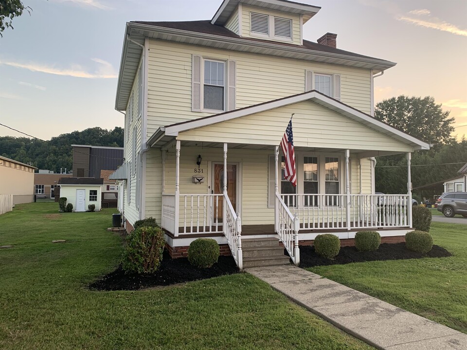 831 Barbara St in Barboursville, WV - Building Photo