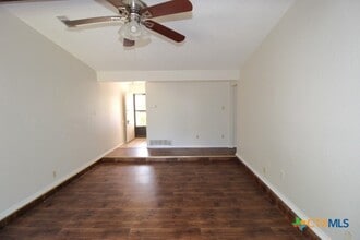 1011 N 4th St in Copperas Cove, TX - Foto de edificio - Building Photo