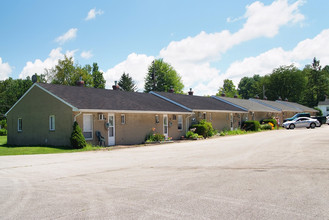 Holly Ridge Apartments in Madison, OH - Building Photo - Building Photo