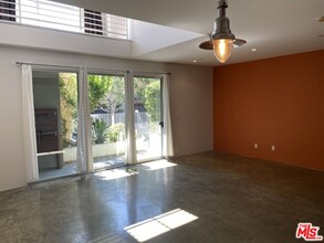 2400 Corinth Ave-Unit -8 in Los Angeles, CA - Foto de edificio - Building Photo