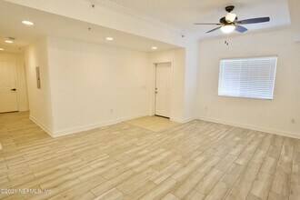 9745 Touchton Rd in Jacksonville, FL - Foto de edificio - Building Photo