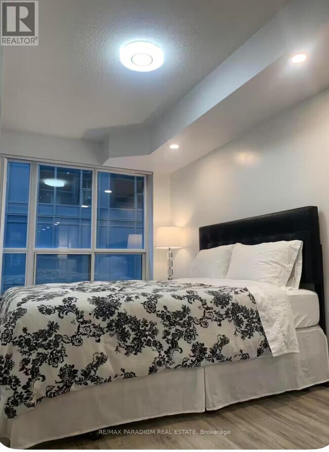 250 Wellington St W in Toronto, ON - Building Photo - Building Photo