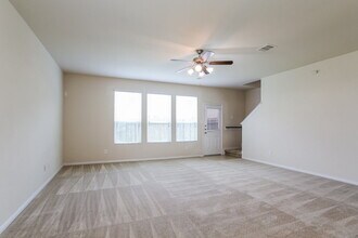17818 Aveleigh Ln in Humble, TX - Foto de edificio - Building Photo
