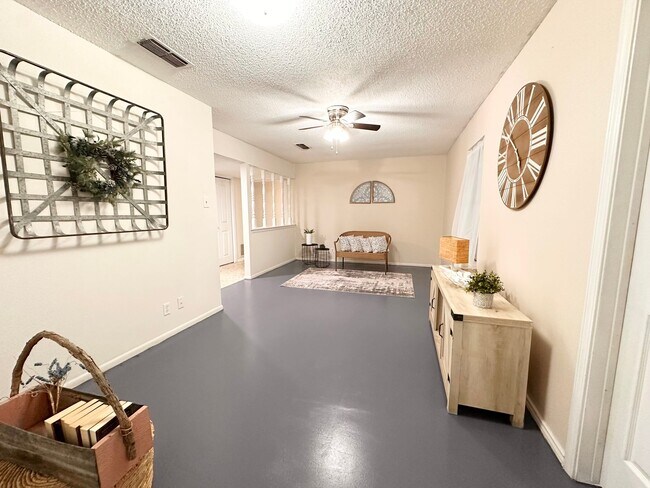 7418 Meadow Cliff St in San Antonio, TX - Foto de edificio - Building Photo