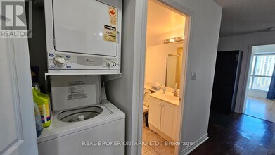 7 Lorraine Dr in Toronto, ON - Building Photo - Building Photo