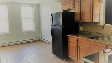 151 Princeton St, Unit 2 in Boston, MA - Foto de edificio - Building Photo