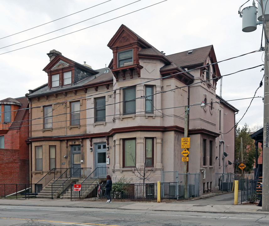 205-207 Gerrard St E in Toronto, ON - Building Photo