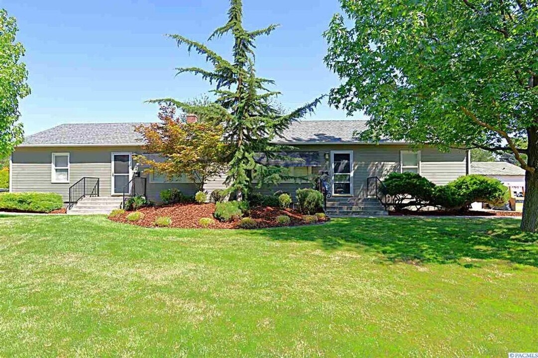 222 Douglass Ave in Richland, WA - Building Photo