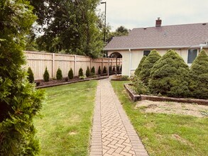 127 N Northwest Hwy in Palatine, IL - Foto de edificio - Building Photo