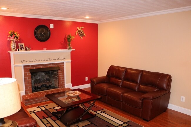 7805 Howard St, Unit BR#4 in Manassas, VA - Foto de edificio - Building Photo