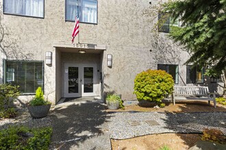 Shoreline Apartments in Seattle, WA - Building Photo - Building Photo