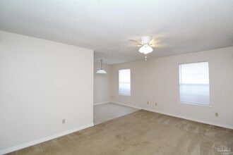 8110 Stonebrook Dr in Pensacola, FL - Foto de edificio - Building Photo