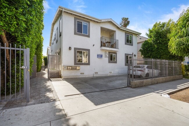 213 S Hoover St in Los Angeles, CA - Foto de edificio - Building Photo