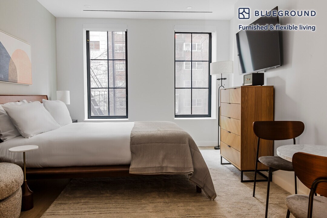 88 East End Ave in New York, NY - Building Photo