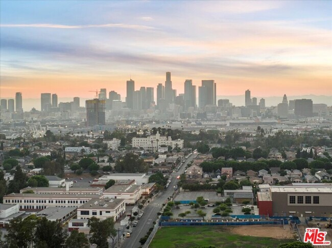 2755 E 6th St in Los Angeles, CA - Foto de edificio - Building Photo