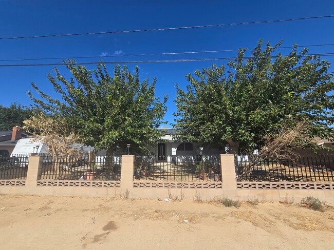 5517 W Avenue M2 in Lancaster, CA - Building Photo - Building Photo