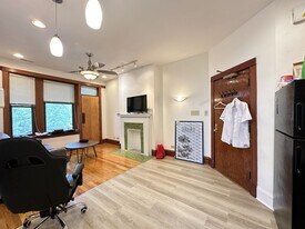 2821 W Shakespeare Ave, Unit 2C in Chicago, IL - Building Photo