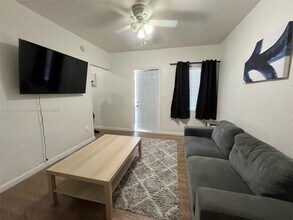 200 NW 13th St in Miami, FL - Building Photo - Building Photo