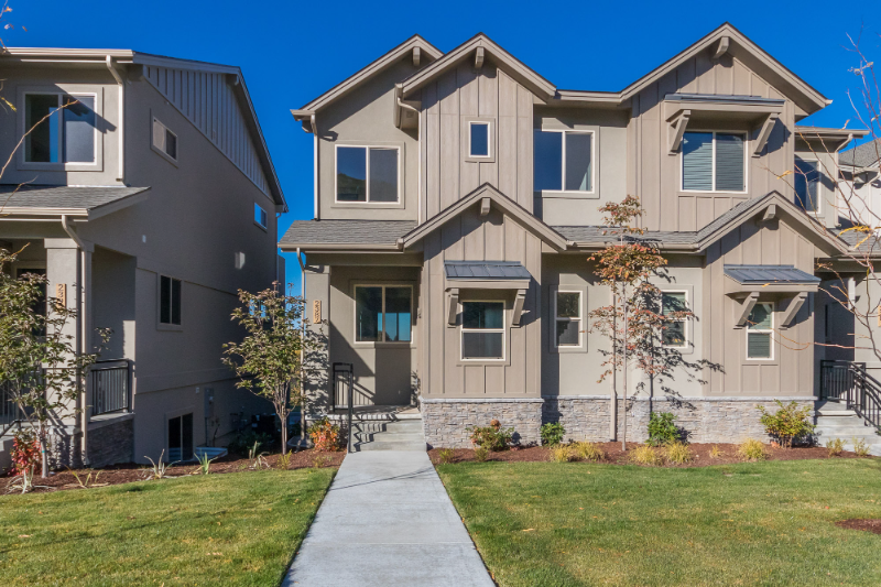 2387 E Warm Springs Ave in Boise, ID - Foto de edificio