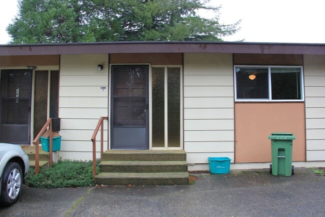 2645 N 16th Ct in Coos Bay, OR - Building Photo - Building Photo