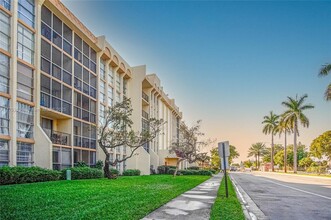 2000 Atlantic Shores Blvd in Hallandale Beach, FL - Foto de edificio - Building Photo