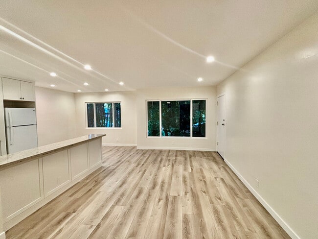 2488 Beachwood Dr