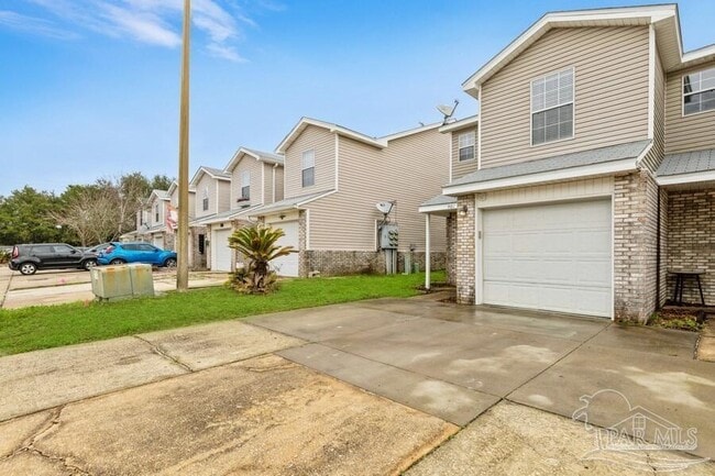 501 Keystone Rd in Mary Esther, FL - Foto de edificio - Building Photo