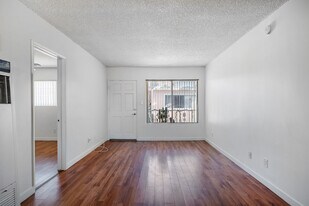 9121 Orion Ave in North Hills, CA - Building Photo