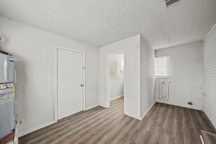 6806 Woodrow St in Texas City, TX - Building Photo