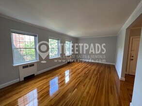 1151 Beacon St, Unit 4 in Brookline, MA - Foto de edificio - Building Photo