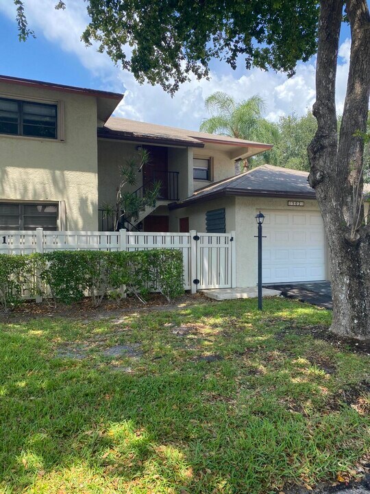 3951 NE 18th Ave in Pompano Beach, FL - Building Photo