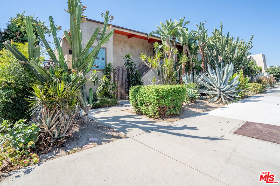 12014 Kling St in Los Angeles, CA - Building Photo