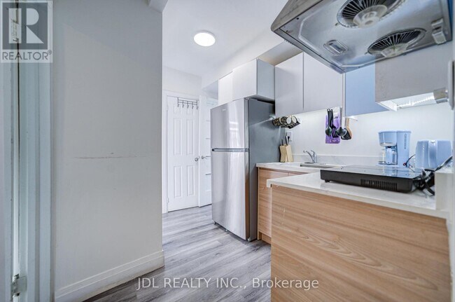 5 Sorauren Ave in Toronto, ON - Building Photo - Building Photo