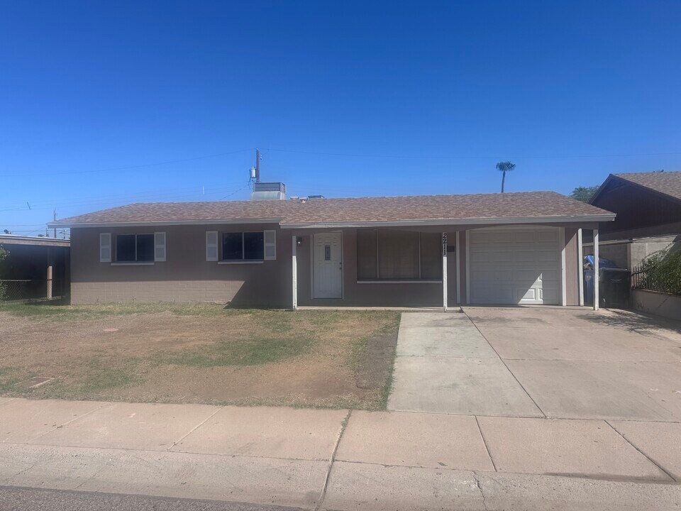 2211 N 50th Dr in Phoenix, AZ - Building Photo