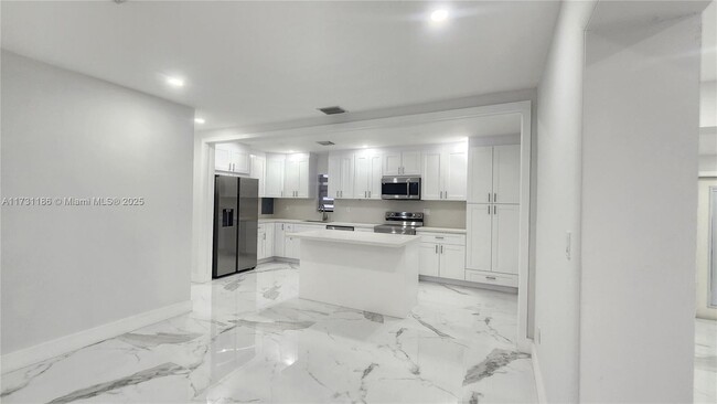 10330 SW 35th St in Miami, FL - Building Photo - Building Photo