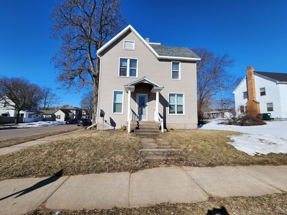 902 5th Ave in Eau Claire, WI - Building Photo