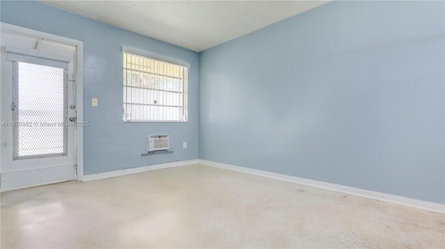 28 NW 170th St in North Miami Beach, FL - Building Photo - Building Photo